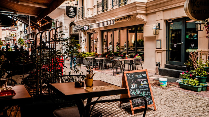 Chiến Lược Booking KOL Ngành F&B: Bí Quyết Kéo Khách "Full Bàn" 2025